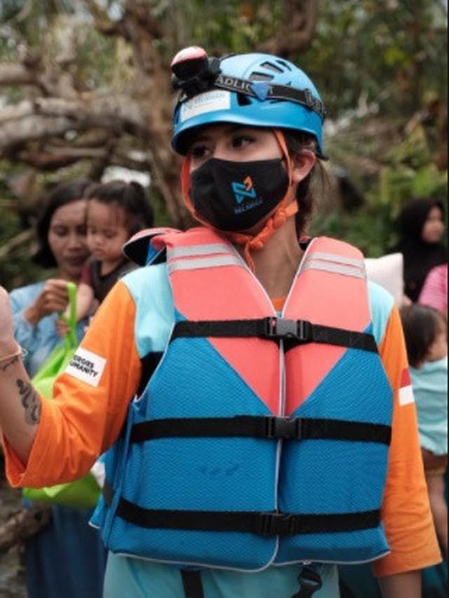 7 Potret Awkarin Jadi Relawan Banjir di Kalimantan Selatan Ini Tuai Pujian