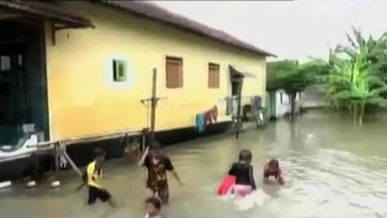 Sungai Tratas Banyuwangi Meluap