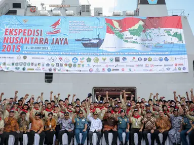 Wapres Jusuf Kalla (tengah duduk) berfoto dengan peserta Ekspedisi Nusantara Jaya 2015 di Jakarta, Senin (1/6/2015). Ekpedisi tersebut mendorong terwujudnya tol laut yang diharapkan dapat memperkuat konektivitas antara pulau. (Liputan6.com/Faizal Fanani)