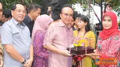 Citizen6, Kendal: MKP Sharif C Sutardjo menyerahkan bantuan kepada Bupati Kendal, Widia Kandi Susanti untuk peremajaan Hutan Magrove. (Pengirim: Efrimal Bahri)