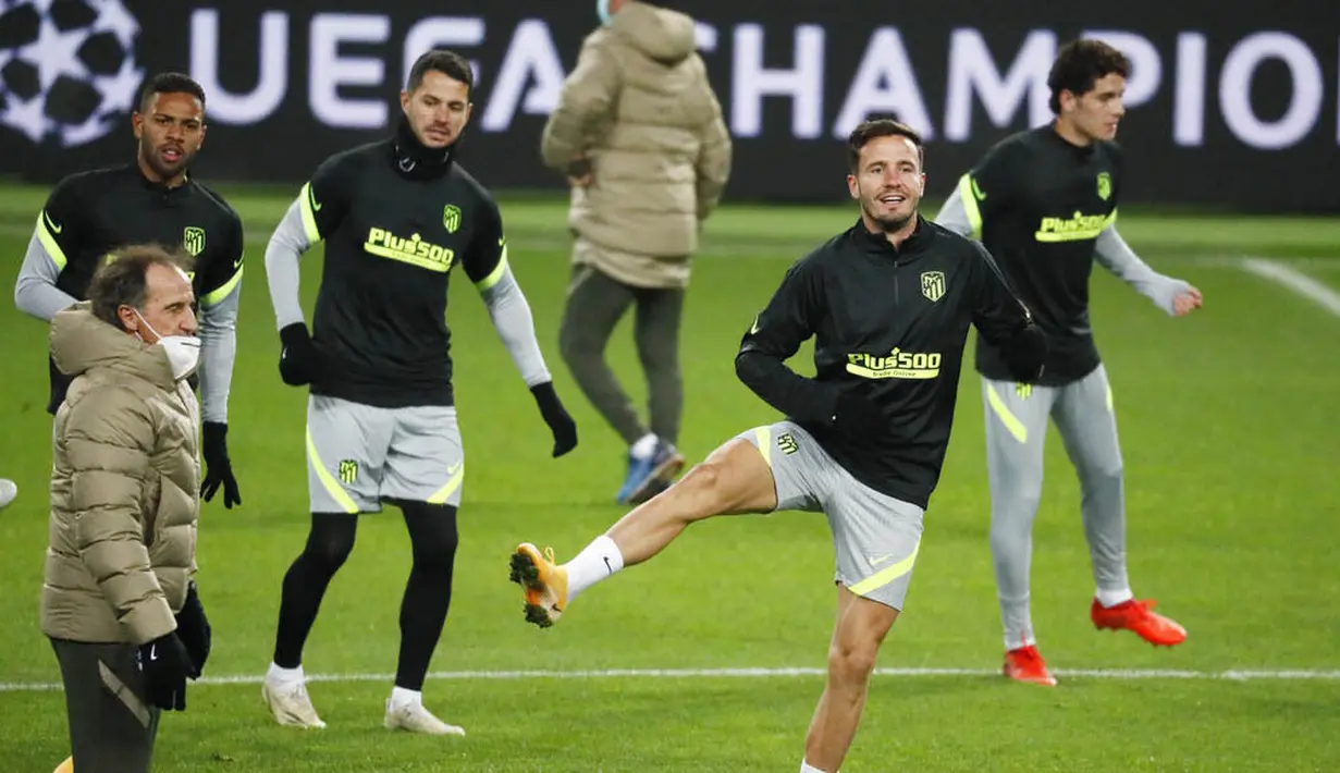 Pemain Atletico Madrid, Saul Niguez, saat sesi latihan jelang laga Liga Champions di Moskow, Senin (2/11/2020). Atletico Madrid akan berhadapan dengan Lokomotiv Moscow. (Yuri Kochetkov/Pool via AP)