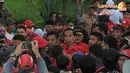 Dengan pengawalan ketat, bakal Capres PDIP, Joko Widodo tampak memasuki lapangan (Liputan6.com/Herman Zakharia) 