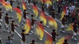 Siswi Akademi Kepolisian melakukan atraksi saat Parade Asian Games 2018 di Jakarta, Minggu (13/5/2018). Parade ini diadakan untuk mempopulerkan multievent empat tahunan tersebut. (Bola.com/Vitalis Yogi Trisna)