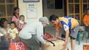 Citizen6, Lumajang: Anggota club gemes memberikan pakaian layak pakai pada warga Desa Bagu. (Pengirim: Susi)