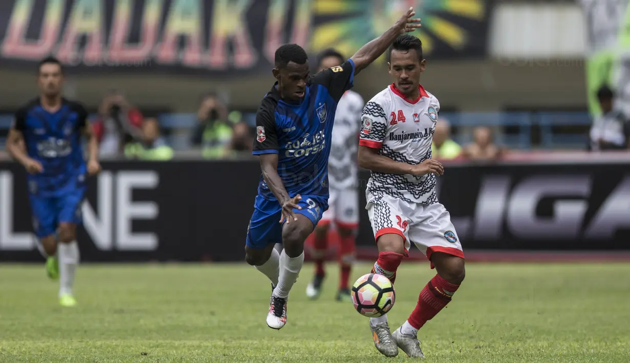 Gelandang PSIS, Melcior Majefat, berebut bola dengan bek Martapura FC, Wirabuana Prayogo, pada laga perebutan tempat ketiga Liga 2 di Stadion GBLA, Bandung, Selasa (28/11/2017). PSIS menang 6-4 atas Martapura FC. (Bola.com/Vitalis Yogi Trisna)