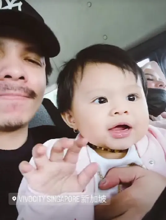 Lewat Instagram Stories, Atta memperlihatkan bagaimana putrinya begitu bahagia berjalan-jalan. [Foto: Instagram/@attahalilintar]