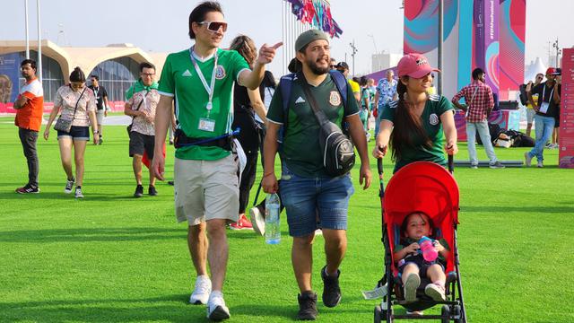 Foto: Jelang Pembukaan Piala Dunia 2022 Qatar, Para Suporter Antusias Padati Fan Festival di Al Bidda Park