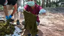 Gambar yang diambil pada 25 November 2019, dokter hewan memeriksa sampah yang ditemukan dari perut rusa mati di Taman Nasional Khun Sathan, Thailand. Rusa liar berumur 10 tahun itu ditemukan mati setelah menelan 7 kilogram kantong plastik dan sampah lain. (HO/Office of Protected Area Region 13/AFP)