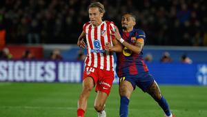 Marcos Llorente dan Raphina berebut bola dalam laga leg kedua semifinal Copa del Rey antara Barcelona vs Atletico Madrid di Camp Nou, 4 Maret 2026. (AP Photo/Joan Monfort)