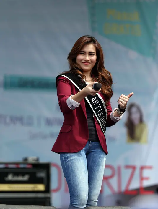 Ayu yang berdiri tampak bangga dengan menggunakan selempang bertuliskan 'Artis Duta Pajak Kota Depok' sambil membagi senyum kepada para warga yang hadir saat itu. (Nurwahyunan/Bintang.com)