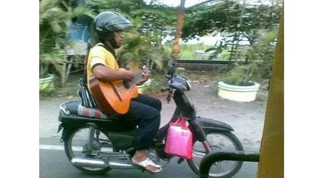 6 Tingkah Absurd Orang Naik Motor Lepas Stang Ini Ngeri, Jangan Ditiru
