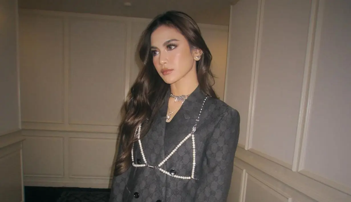 Dengan gaya soft glam, Mahalini tampil dengan glowing complexion. Dipadukan dengan lipstik cokelat dan rambut soft curl yang menawan. [@mahaliniraharja]