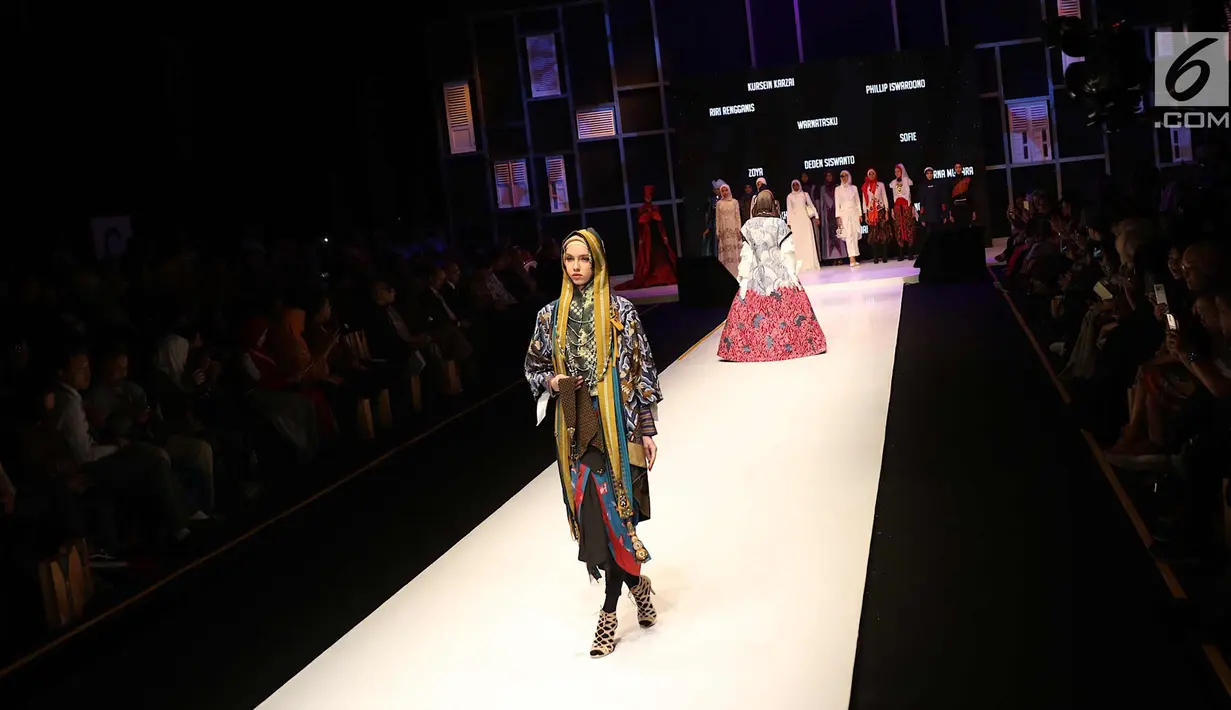 Model berjalan mengenakan busana muslim saat pembukaan Muffest 2018, Jakarta, Kamis (19/4). Selain fashion show, Muffest menyajikan pameran 200 merek fashion muslim yang berlangsung mulai 19 April hingga 22 April 2018. (Liputan6.com/Immanuel Antonius)