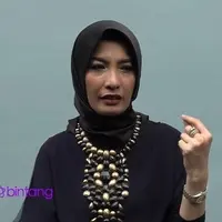 Arzetti Bilbina sangat mementingkan pendidikan di dalam keluarganya. Ia berusaha memberikan pendidikan yang terbaik untuk anak-anaknya. Hanya saja, tidak seperti kebanyakan artis yang banyak ke luar negeri untuk sekolah, Arzetti lebih memilih sekolah...