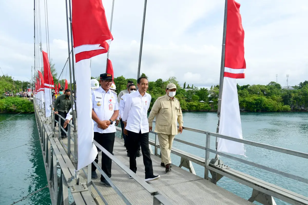 Presiden Joko Widodo (Jokowi) meresmikan Jembatan Gantung Wear Fair, di Kabupaten Maluku Tenggara, Rabu (14/9/2022). (Setpres)