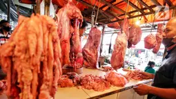 Seorang pria membeli daging sapi di Pasar Kebayoran Lama, Jakarta, Sabtu (16/5/2020). Permintaan daging sapi jelang Idul Fitri meningkat hingga 50 persen daripada hari biasa  mengakibatkan harga naik dari rata-rata Rp100 ribu per kilogram menjadi Rp120 ribu per kilogram. (Liputan6.com/Johan Tallo)