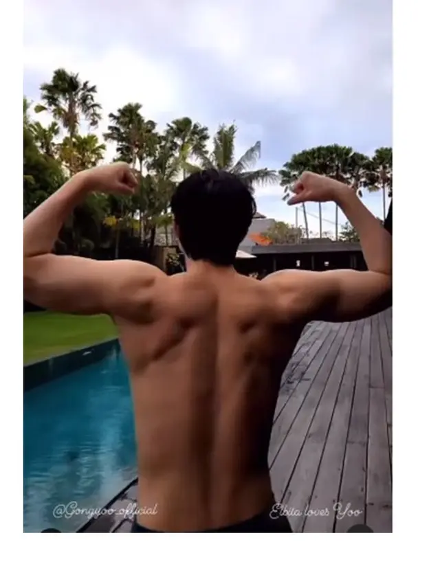 8 Momen Liburan Gong Yoo di Bali, Asyik Nikmati Pantai