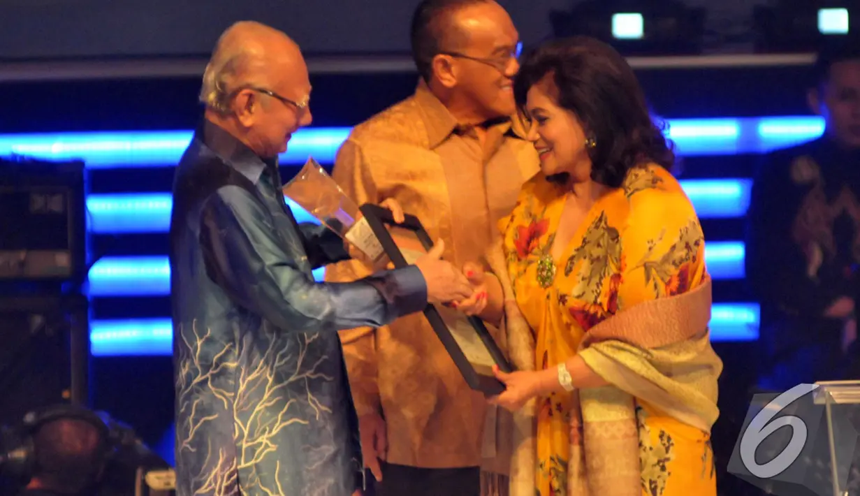 Emil Salim mendapat penghargaan sebagai Pemikir Sosial di acara Penghargaan Achmad Bakrie XII di XXI Ballroom Djakarta Theatre, Jakarta Pusat, Rabu (10/12/2014). (Liputan6.com/Panji Diksana)