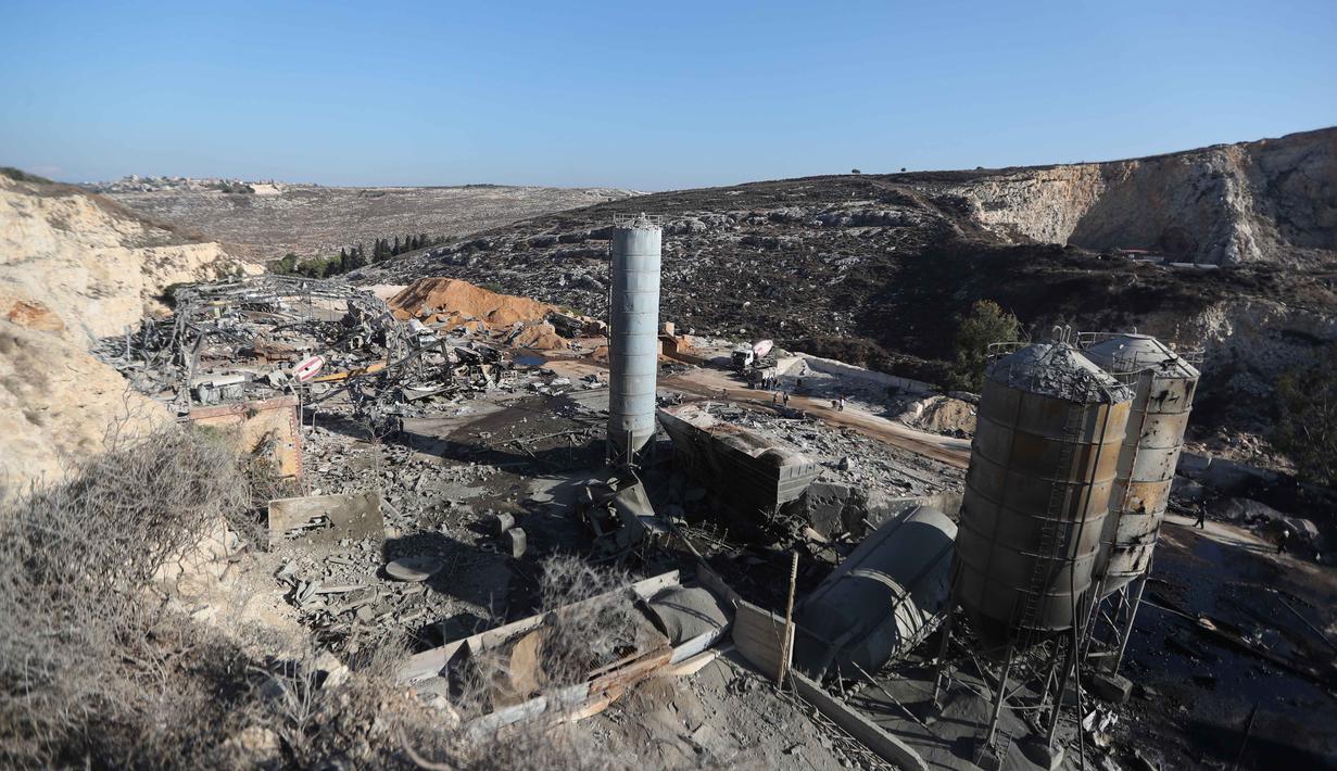 Sementara, militer Israel berdalih bahwa target serangan adalah kelompok Hizbullah dan afiliasinya. (AP Photo/Mohammad Zaatari)