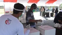 Pemungutan suara di salah satu TPS di Kota Palu yang dilaksanakan dengan protokol kesehatan ketat baik petugas maupun warga pemilih pada 9 Desember, 2020. (Foto: Heri Susanto/ Liputan6.com).