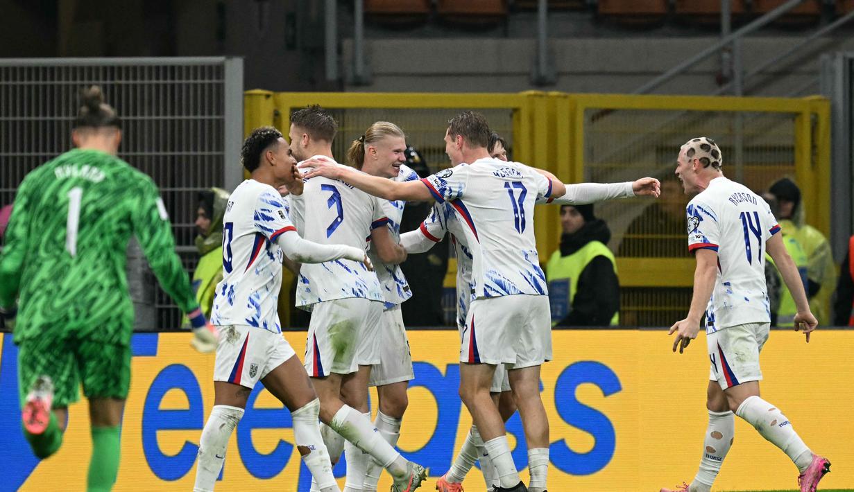Raihan ini mengakhiri penantian Norwegia selama 28 tahun untuk kembali berlaga pada ajang sebesar Piala Dunia. Tampak dalam foto, kapten Timnas Norwegia, Erling Braut Haaland merayakan gol kedua timnya bersama rekan-rekannya selama pertandingan kualifikasi Piala Dunia 2026 zona Eropa melawan Italia di Stadion San Siro, Milan, pada 16 November 2025. (Stefano RELLANDINI/AFP)