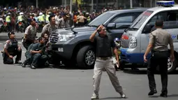 Polisi berjaga didekat lokasi ledakan di Jakarta, Indonesia, (14/1/2016). Beberapa ledakan dan suara senjata api terjadi di pusat ibukota Indonesia, Polisi mencurigai seorang melakukan aksi bom bunuh diri. (REUTERS/Beawiharta)