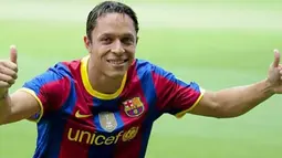 Rekrutmen baru Barcelona asal Brasil Adriano Correia di presentasi resminya yang berlangsung di Nou Camp, 19 Juli 2010. Adriano diboyong dari Sevilla dengan fee 9,5 juta euro plus add-ons 4 juta euro. AFP PHOTO / JOSEP LAGO