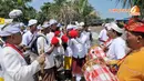 Rombongan pria tampak terus memainkan gamelan khas Bali sambil menunggu waktu sembahyang (Liputan6.com/Andrian M Tunay)