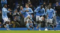 Para pemain Manchester City melakukan selebrasi setelah Wilfried Bony mencetak gol ke gawang Swansea City, Sabtu (12/12/2015) malam WIB. (Reuters/Juan Medina)