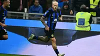 Bek Inter Milan Federico Dimarco berselebrasi setelah mencetak gol dalam pertandingan Liga Italia melawan Frosinone di Stadion Giuseppe Meazza, Milan, Senin (13/11/2023) dini hari WIB. (GABRIEL BOUYS / AFP)
