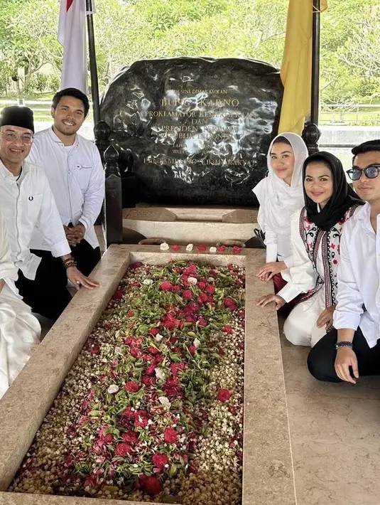 Aaliyah berkesempatan mengunjungi Makam Bung Karno saat berada di Blitar, Jawa Timur. Ia pun tampil serasi dengan kekasihnya, Thariq Halilintar. [@aaliyah.massaid]