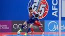 Pemain Timnas Futsal Jepang, Tomoki Yoshikawa berebut bola dengan pemain Timnas Futsal Indonesia, Dewa Rizki Amanda dalam laga semifinal Piala Asia Futsal 2026 di Indonesia Arena, Senayan, Jakarta, Kamis (05/02/2026). (Bola.com/Bagaskara Lazuardi)