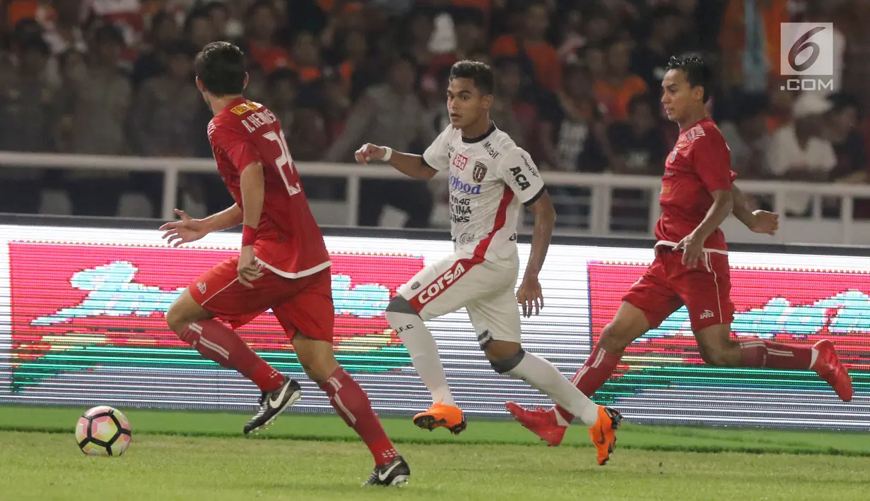 Pemain Bali United membawa bola dengan dibayang-bayangi dua pemain Persija Jakarta pada laga final melawan Bali United di Stadion Utama GBK, Senayan, Jakarta, Sabtu (17/2). Persija menang 3-0 atas Bali United. (Liputan6.com/Arya Manggala)