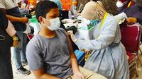 Pemberian vaksin Covid-19 kepada pelajar di Pekanbaru. (Liputan6.com/M Syukur)