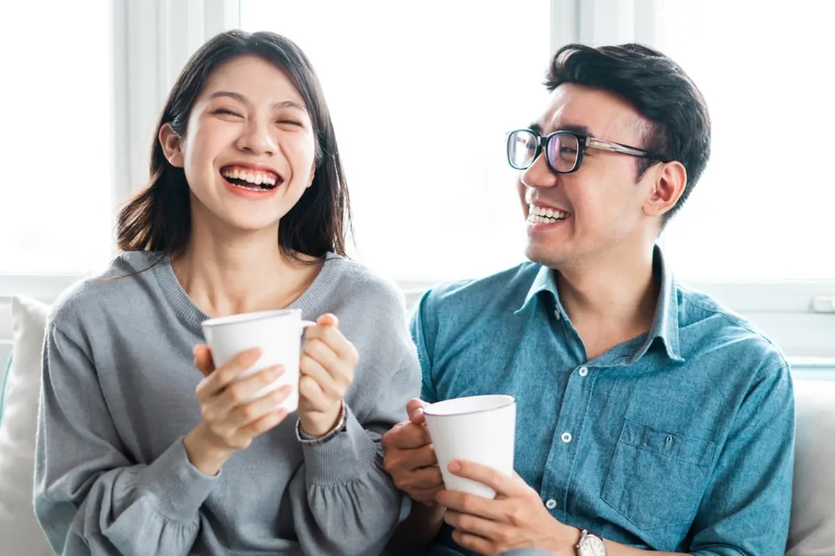 tertawa bahagia couple minum teh kopi