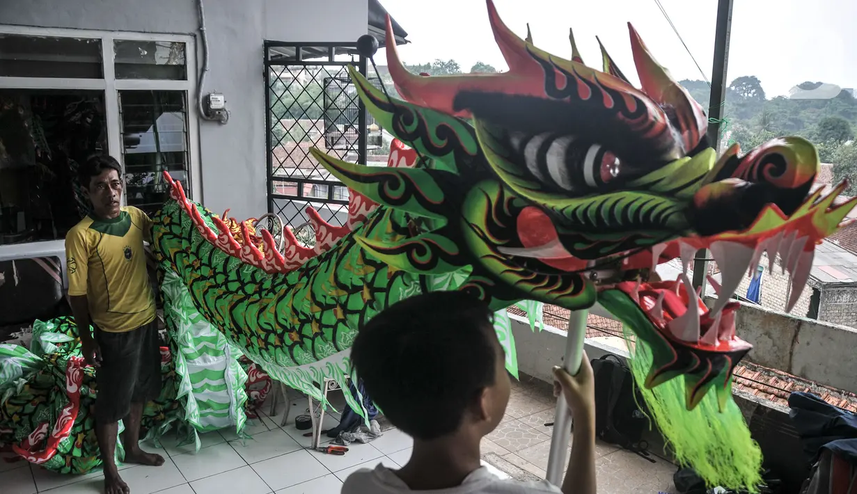 Pekerja saat menyelesaikan pembuatan Liong dan Barongsai di kawasan Babakan Pasar, Bogor, Senin (17/1/2022). Jelang perayaan Tahun Baru Imlek dan Cap Go Meh, produksi barongsai dan liong mulai kebanjiran pesanan, salah satunya industri rumahan milik Lili Hambali. (merdeka.com/Iqbal S Nugroho)