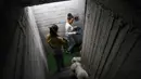 Situasi ini akibat gelombang baru serangan rudal dari Iran pada Rabu 25 Maret 2026. Tampak dalam foto, para pekerja salon anjing berlindung bersama anjing-anjing mereka di tempat perlindungan bom saat sirene serangan udara memperingatkan akan datangnya serangan rudal Iran di Ramat Gan, Israel, Rabu, 25 Maret 2026. (AP Photo/Oded Balilty)