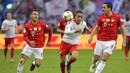 Gelandang Bayern Munchen, Thiago Alcantara, berebut bola dengan striker RB Leipzig pada laga DFB Pokal di Stadion Olympic, Berlin, Sabtu (25/5). Munchen menang 3-0 atas Leipzig. (AFP/Tobias Schwarz)