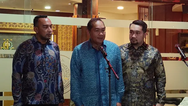 Mantan Mendag Muhammad Lutfi usai menjalani pemeriksaan di Kejaksaan Agung terkait kasus mafia minyak goreng. (Merdeka.com/Rahmat Baihaqi)