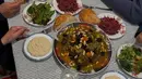Hannah juga membagikan momen berbuka puasa bersama keluarga dengan hidangan khas yang menggugah selera. Di meja makan, tampak sepiring besar tagine domba dengan kacang almond dan buah kering, roti hangat, salad segar, dan hummus makanan khas Timur Tengah. Ia mengaku meski sulit mengatur jadwal makan di London saat Ramadhan, namun iftar bersama orang-orang tercinta terasa sangat istimewa. (Liputan6.com/IG/@hannahalrashid)