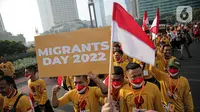 Ratusan buruh migrant menggelar kirab dikawasan Bundaran Hi, Jakarta, Minggu 18/12/2022). Kegiatan kirab tersebut untuk memperingati puncak hari migrant 2022. (Liputan6.com/Faizal Fanani)