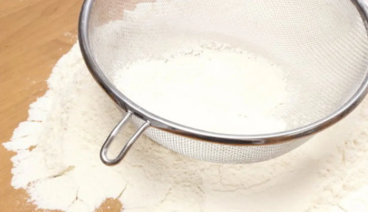 Tepung maizena bisa dimanfaatkan untuk menyerap kelebihan keringat dan kelembaan, serta mencegah bau badan. Tapi perlu diperhatikan hindari menggunakan pakaian berwarna gelap karena akan terlihat sangat jelas. (huffingtonpost.com)