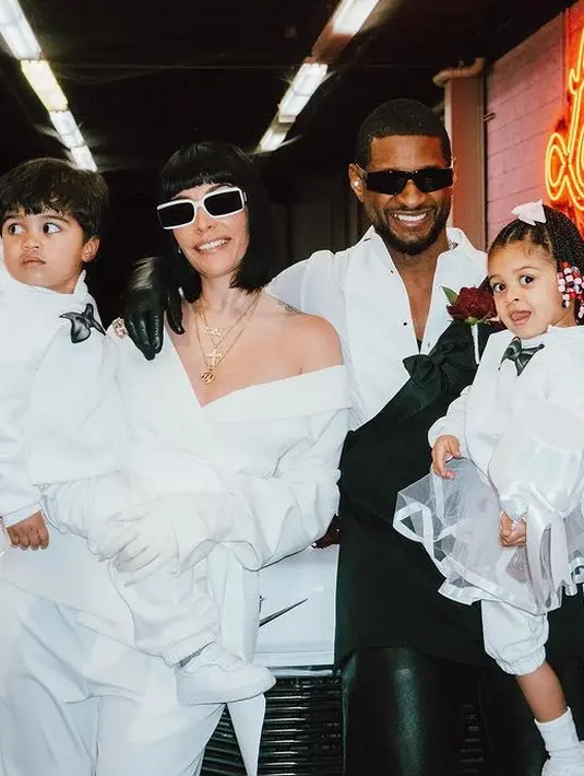 <p>Sebagai aksesori, Goicoechea menambahkan beberapa kalung emas yang ditumpuk dengan panjang berbeda-beda, kacamata hitam persegi putih dengan lensa hitam. [@usher]</p>