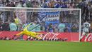 Penendang pertama Timnas Argentina, Lionel Messi mencetak gol ke gawang Timnas Argentina saat adu penalti dalam laga final Piala Dunia 2022 di Lusail Stadium, Lusail, Qatar, Minggu (18/12/2022) malam WIB. (AP Photo/Manu Fernandez)