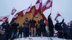 Warga berdemonstrasi menentang kebijakan Presiden Amerika Serikat (AS), Donald Trump, terhadap Greenland di depan konsulat AS di Nuuk, Sabtu 17 Januari 2026. Ambisi Presiden Amerika Serikat (AS), Donald Trump, untuk mengambil alih Greenland memicu gelombang protes. (AP Photo/Evgeniy Maloletka)