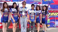 Pemilik Suhandi Padang 88 Racing Team, Suhandi Angriawan (tengah), bersama empat umbrella girl timnya dalam balapan Yamaha Cup Race 2019 seri Medan, Minggu (30/6/2019). (Bola.com/Rizki Hidayat)