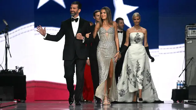 Putra Presiden AS Donald Trump Eric Trump (kedua dari kanan) dan putranya Donald Trump Jr. (kiri), putrinya Ivanka Trump (kanan) dan cucu perempuannya Kai Madison Trump menghadiri pesta pelantikan Liberty di Washington, DC, pada tanggal 20 Januari 2025. J