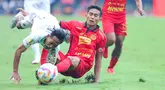 Pemain Persija Jakarta, Rizky Ridho, menghentikan laju gelandang Persib Bandung, Beckham Putra, dalam lanjutan Liga 1 Indonesia 2024/2025 di Stadion Patriot Candrabhaga, Bekasi, pada Minggu (16/2/2025). (Bola.com/M Iqbal Ichsan)