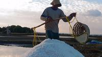 Aksi petani Madura menjual cepat garam produksinya sekaligus untuk mengantisipasi perubahan harga mendadak. (Liputan6.com/Mohamad Fahrul)