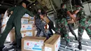 Personil militer Jepang dibantu TNI mengangkut bantuan logistik dari pesawat kargo AU Jepang di bandara Mutiara Sis Al-Jufri, Palu, Sulteng (6/10). Gempa berkekuatan 7,5 mengguncang kota Palu pada 28 September. (AP Photo/Tatan Syuflana)